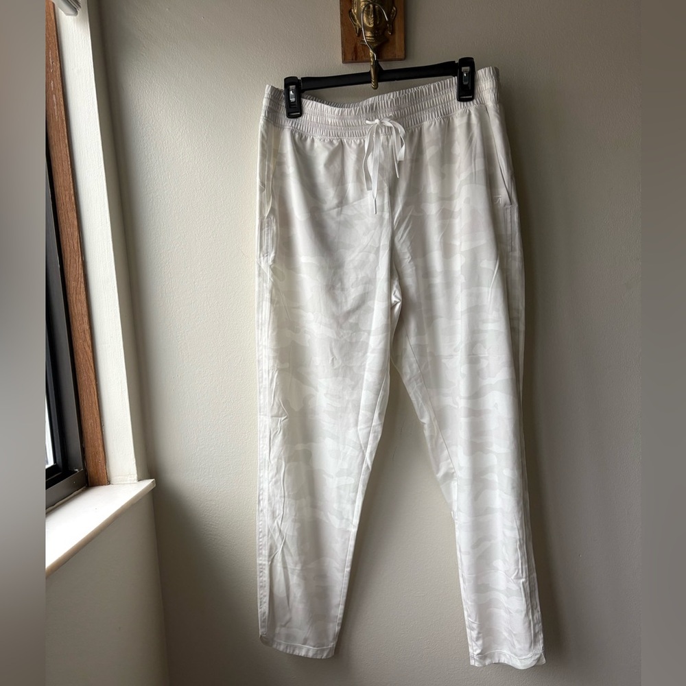GapFit Camo Runaround Tapered Fit Pants Size Medium